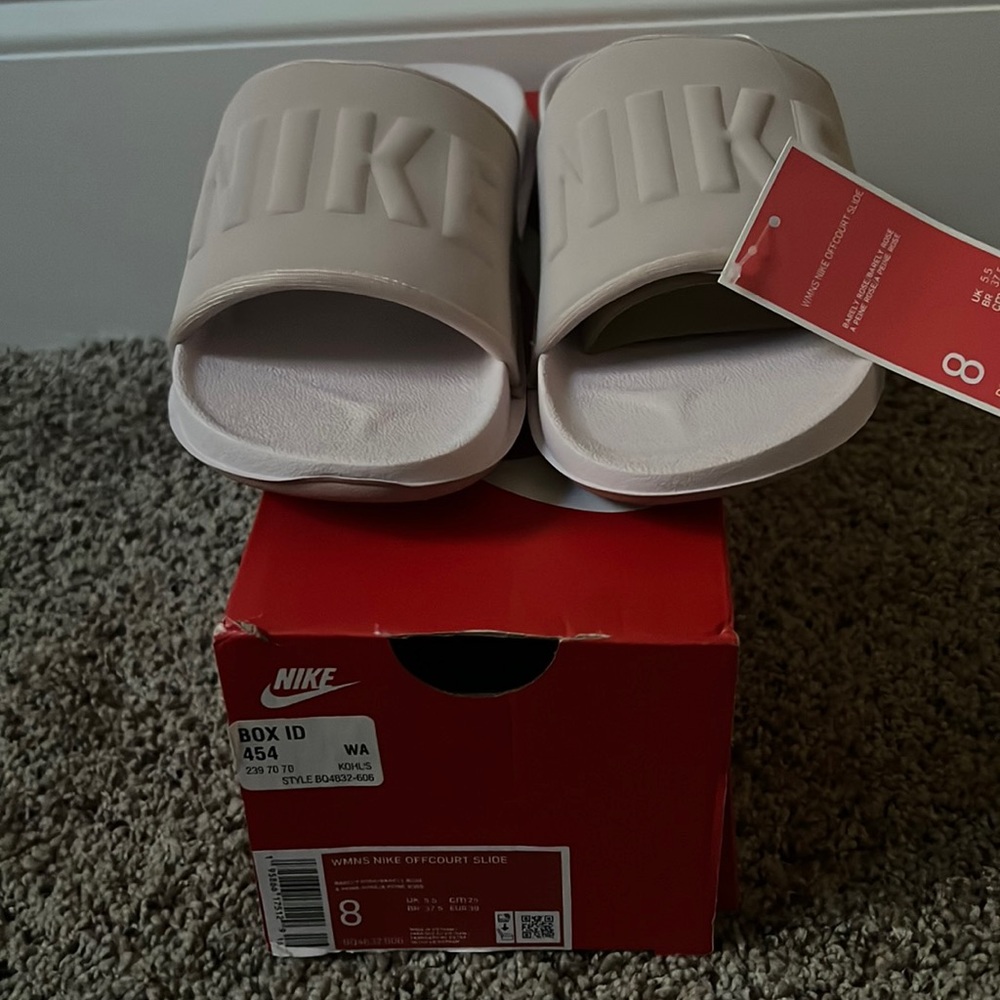 Women’s Nike offcourt slides ( Barley Rose Oxford color) NWT size 8 FIRM PRICE